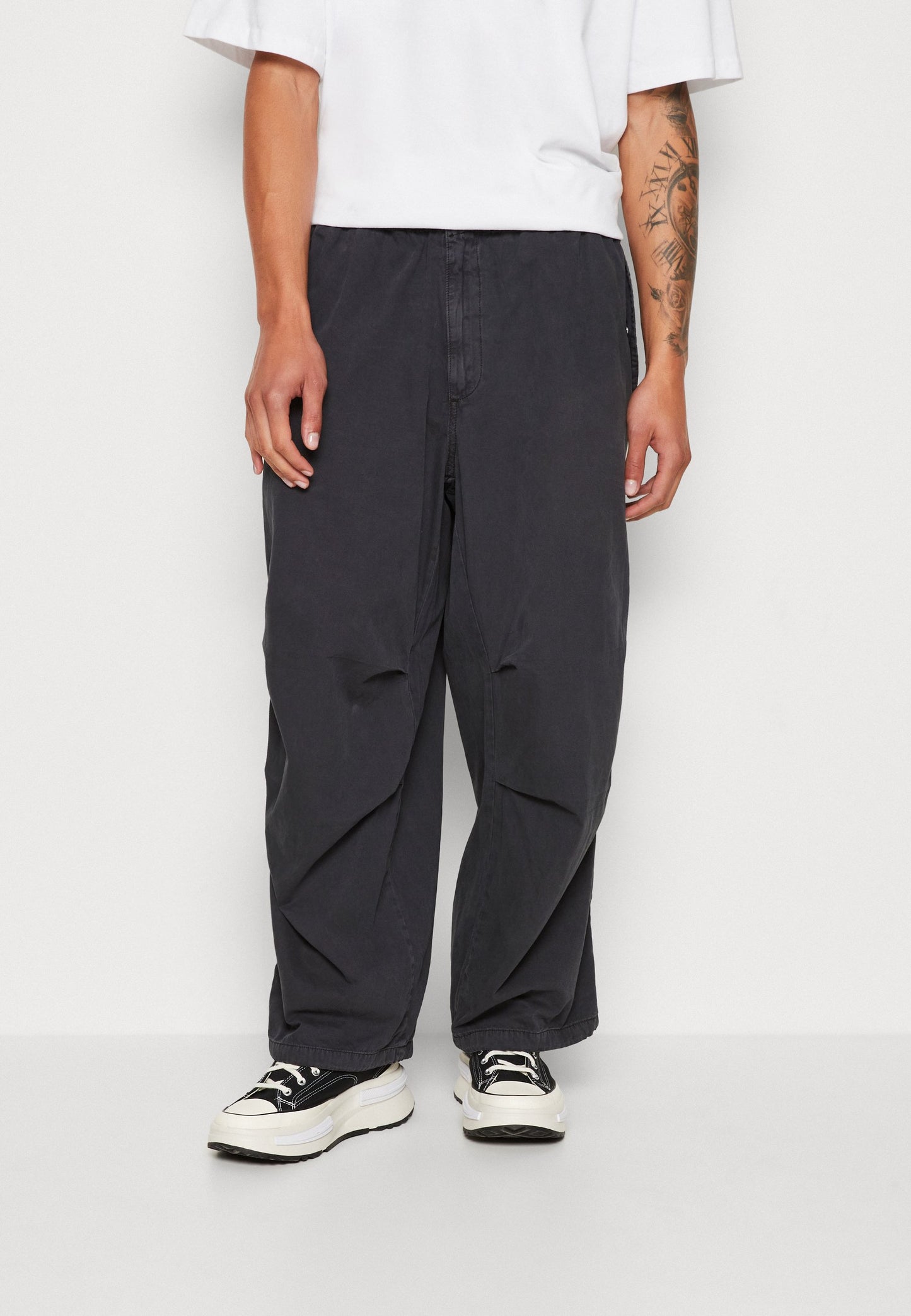 CHUTE BAGGY TECH PANT - Trousers