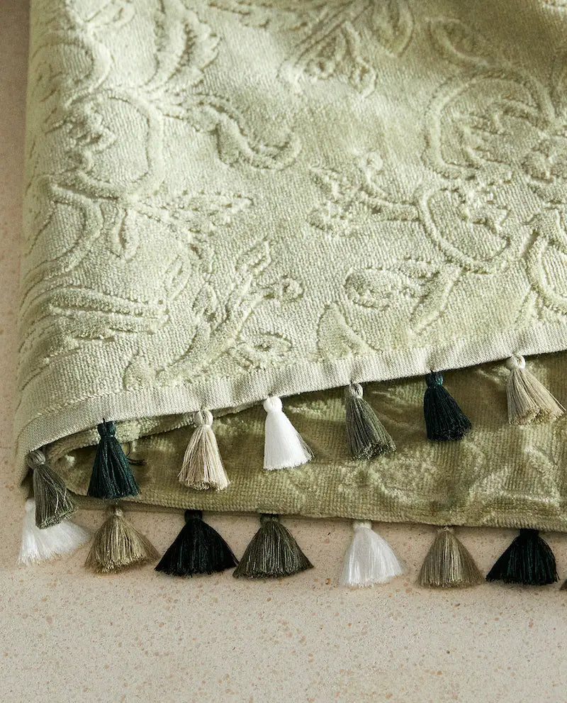 FLORAL JACQUARD TOWEL WITH TASSELS