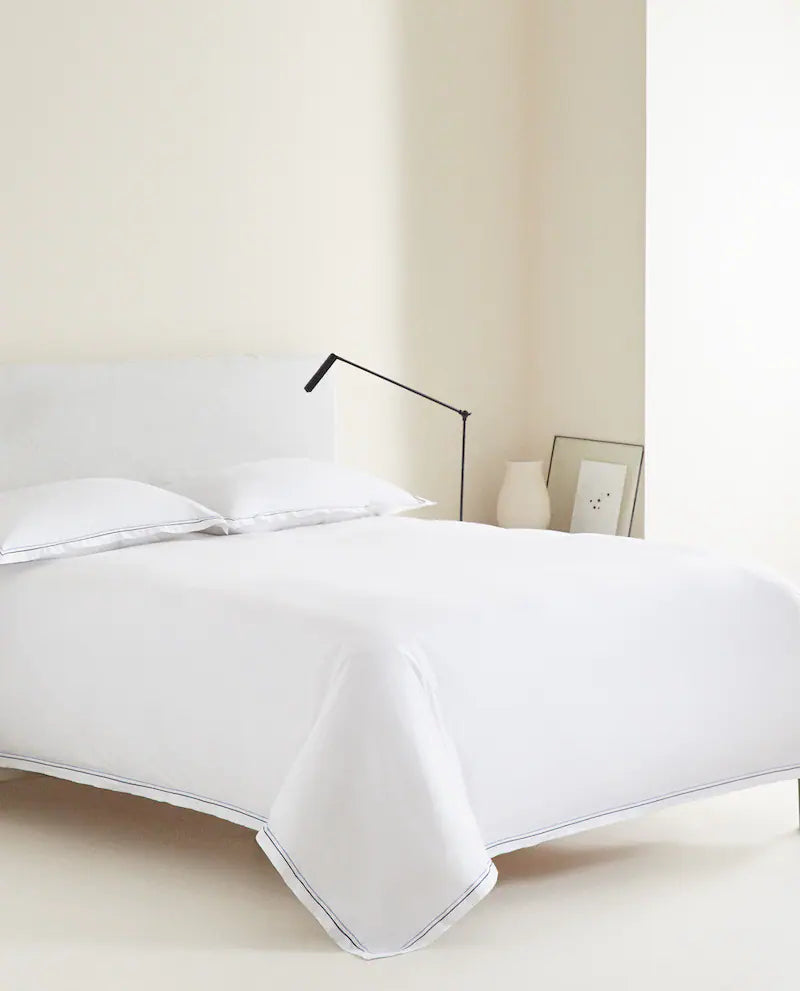 FLAT SHEET WITH TWO EMBROIDERED DETAILS