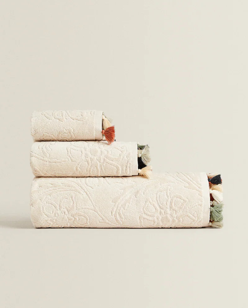 FLORAL JACQUARD TOWEL WITH TASSELS