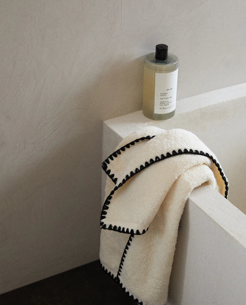 TOWEL WITH BLACK TOPSTITCHING