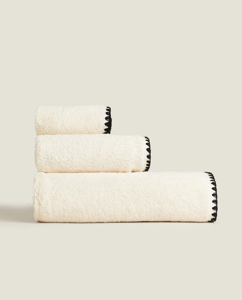 TOWEL WITH BLACK TOPSTITCHING
